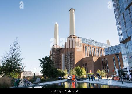 Les cheminées emblématiques de la centrale à charbon Battersea désaffectée - aujourd'hui un nouveau réaménagement prestigieux à usage mixte dans le sud-ouest de Londres Banque D'Images