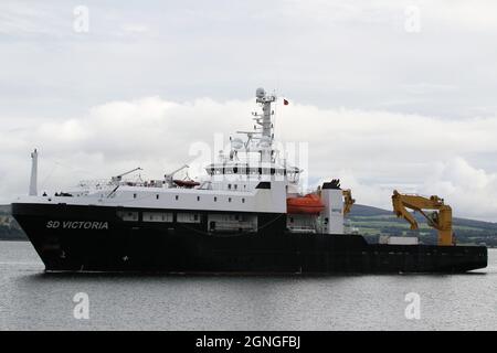 SD Victoria, un navire de soutien mondial exploité par Serco Marine Services pour le compte de l'armée britannique, passe Greenock sur le Firth de Clyde, alors qu'elle se dirige vers les exercices militaires Dynamic Mariner 2021 et joint Warrior 21-2. Banque D'Images