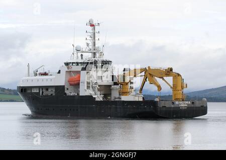 SD Victoria, un navire de soutien mondial exploité par Serco Marine Services pour le compte de l'armée britannique, passe Greenock sur le Firth de Clyde, alors qu'elle se dirige vers les exercices militaires Dynamic Mariner 2021 et joint Warrior 21-2. Banque D'Images