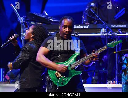 24 septembre 2021, Portsmouth, Virginie, États-Unis: VENT DE TERRE et FEU, légendes vraies, Grammy gagnants, rock and roll Hall of Fame, AMA et un tas de prix apportent leur son unique au pavillon de l'Atlantic Union Bank à Portsmouth, Virginie, le 24 septembre 2021. © Jeff Moore 2021. (Image de crédit : © Jeff Moore/ZUMA Press Wire) Banque D'Images