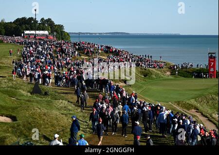 Spectateurs sur le 7ème green pendant le deuxième jour de la 43ème Ryder Cup à Whistling Straits, Wisconsin. Date de la photo: Samedi 25 septembre 2021. Banque D'Images