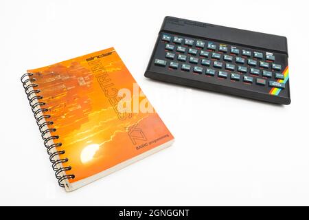 1982 Sinclair ZX Spectrum et MANUEL DE PROGRAMMATION DE BASE sur fond blanc cassé. Ordinateur domestique 8 bits ancien / ancien. A inspiré une génération. Voir Notes. Banque D'Images