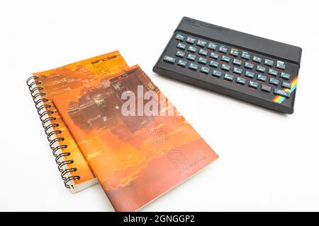 1982 Sinclair ZX Spectrum et MANUEL DE PROGRAMMATION DE BASE sur fond blanc cassé. Ordinateur domestique 8 bits ancien / ancien. A inspiré une génération. Voir Notes Banque D'Images