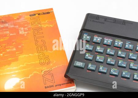 1982 Sinclair ZX Spectrum et MANUEL DE PROGRAMMATION DE BASE sur fond blanc cassé. Ordinateur domestique 8 bits ancien / ancien. A inspiré une génération. Voir Notes. Banque D'Images