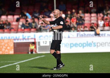 Arbitre Charles Breakspear lors du match de la Sky Bet League Two entre Crawley Town et Bradford City au People's Pension Stadium , Crawley , Royaume-Uni - 25 septembre 2021 Banque D'Images