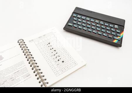 1982 Sinclair ZX Spectrum et MANUEL DE PROGRAMMATION DE BASE sur fond blanc cassé. Ordinateur domestique 8 bits ancien / ancien. A inspiré une génération. Voir Notes. Banque D'Images