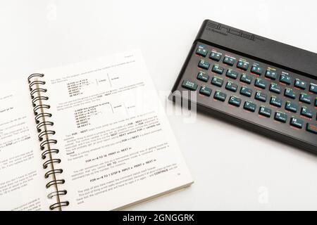 1982 Sinclair ZX Spectrum et MANUEL DE PROGRAMMATION DE BASE sur fond blanc cassé. Ordinateur domestique 8 bits ancien / ancien. A inspiré une génération. Voir Notes. Banque D'Images