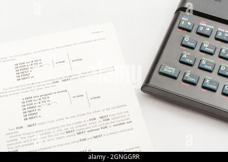 1982 Sinclair ZX Spectrum et MANUEL DE PROGRAMMATION DE BASE sur fond blanc cassé. Ordinateur domestique 8 bits ancien / ancien. A inspiré une génération. Voir Notes. Banque D'Images