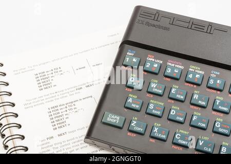 1982 Sinclair ZX Spectrum et MANUEL DE PROGRAMMATION DE BASE sur fond blanc cassé. Ordinateur domestique 8 bits ancien / ancien. A inspiré une génération. Voir Notes. Banque D'Images