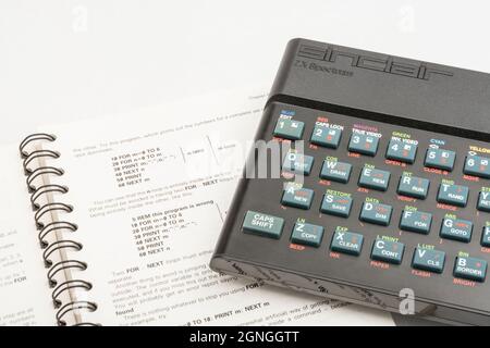 1982 Sinclair ZX Spectrum et MANUEL DE PROGRAMMATION DE BASE sur fond blanc cassé. Ordinateur domestique 8 bits ancien / ancien. A inspiré une génération. Voir Notes. Banque D'Images