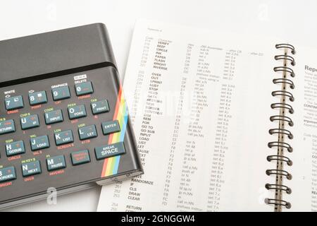 1982 Sinclair ZX Spectrum et MANUEL DE PROGRAMMATION DE BASE sur fond blanc cassé. Ordinateur domestique 8 bits ancien / ancien. A inspiré une génération. Voir Notes. Banque D'Images