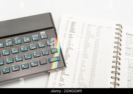 1982 Sinclair ZX Spectrum et MANUEL DE PROGRAMMATION DE BASE sur fond blanc cassé. Ordinateur domestique 8 bits ancien / ancien. A inspiré une génération. Voir Notes. Banque D'Images