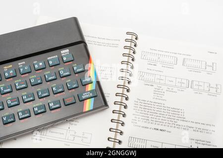 1982 Sinclair ZX Spectrum et MANUEL DE PROGRAMMATION DE BASE sur fond blanc cassé. Ordinateur domestique 8 bits ancien / ancien. A inspiré une génération. Voir Notes. Banque D'Images