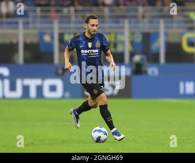 MILAN ITALIE- septembre 26 Giuseppe Meazza Hakan Calhanoglu en action pendant la série Un match entre le FC Inter et Atalanta BC au Stadio Giuseppe Meazza le 26 septembre 2021 à Milan, Italie. Banque D'Images