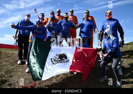 Les spectateurs de Team USA et de Team Europe pendant la deuxième journée de la 43ème Ryder Cup à Whistling Straits, Wisconsin. Date de la photo: Samedi 25 septembre 2021. Banque D'Images