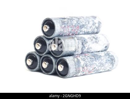 Pyramide composée de six piles AA fortement corrodées isolées sur fond blanc Banque D'Images