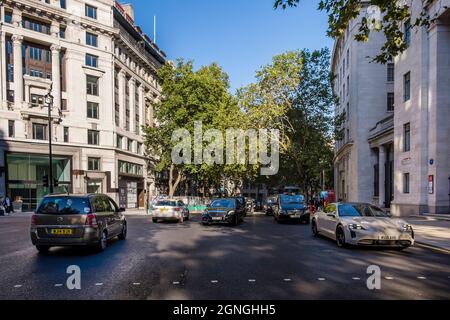 Le système de circulation à deux voies d'Aldwych a été introduit en août 2021 dans le cadre du projet de zone piétonne Strand du Conseil de Westminster. Londres, Royaume-Uni. Banque D'Images