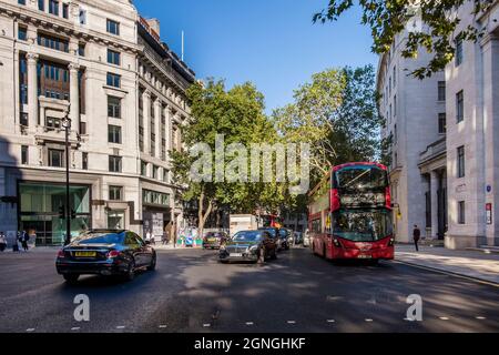 Le système de circulation à deux voies d'Aldwych a été introduit en août 2021 dans le cadre du projet de zone piétonne Strand du Conseil de Westminster. Londres, Royaume-Uni. Banque D'Images