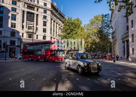 Le système de circulation à deux voies d'Aldwych a été introduit en août 2021 dans le cadre du projet de zone piétonne Strand du Conseil de Westminster. Londres, Royaume-Uni. Banque D'Images