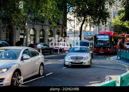 Le système de circulation à deux voies d'Aldwych a été introduit en août 2021 dans le cadre du projet de zone piétonne Strand du Conseil de Westminster. Londres, Royaume-Uni. Banque D'Images