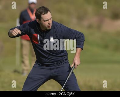 Kohler, États-Unis. 25 septembre 2021. Patrick Cantlay, de l'équipe des États-Unis, dévie un putt de 23 pieds pour gagner le 9ème trou dans la 43ème Ryder Cup à Whistling Straits le samedi 25 septembre 2021 à Kohler, Wisconsin. Photo par Mark Black/UPI crédit: UPI/Alay Live News Banque D'Images