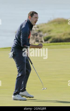 Kohler, États-Unis. 25 septembre 2021. Patrick Cantlay, de l'équipe des États-Unis, célèbre le naufrage d'un putt pour une cravate sur le 8ème trou de la 43ème Ryder Cup à Whistling Straits le samedi 25 septembre 2021 à Kohler, Wisconsin. Photo par Mark Black/UPI crédit: UPI/Alay Live News Banque D'Images