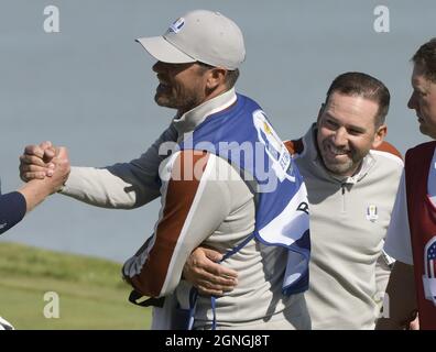 Kohler, États-Unis. 25 septembre 2021. Sergio García, de l'équipe Europe, célèbre sa 24e victoire à la Ryder Cup pour prendre le record de toutes les victoires à la 43e Ryder Cup à Whistling Straits le samedi 25 septembre 2021 à Kohler, Wisconsin. Photo par Mark Black/UPI crédit: UPI/Alay Live News Banque D'Images