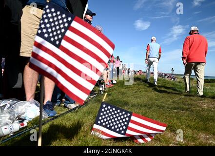 Spectateurs sur le 16e fairway pendant le deuxième jour de la 43e Ryder Cup à Whistling Straits, Wisconsin. Date de la photo: Samedi 25 septembre 2021. Banque D'Images