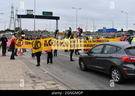 LONDRES, ROYAUME-UNI. LE 25 SEPTEMBRE, les manifestants font campagne pour arrêter de brûler des ordures dans l'incinérateur d'Edmonton à Edmonton, dans le nord de Londres, en Angleterre, le samedi 25 septembre 2021. (Credit: Ivan Yordanov | MI News) Credit: MI News & Sport /Alay Live News Banque D'Images