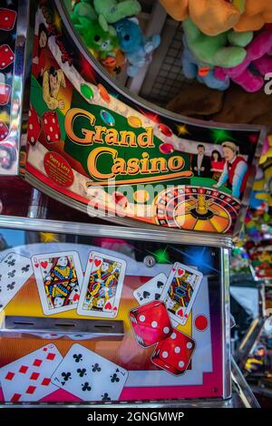 Machine à pièces de monnaie équipée d'un jeu de cartes Banque D'Images