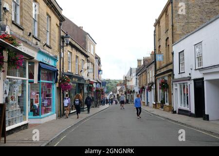 Sherborne, Royaume-Uni - septembre 2021 : acheteurs à Cheap Street dans le centre-ville de Sherborne.Sherborne est une ville de marché et une paroisse civile dans le nord-ouest de Dorset Banque D'Images