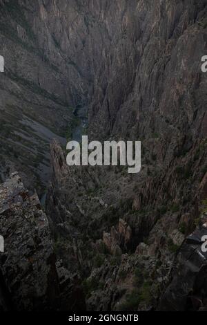 Jadged Rocks ci-dessous donne sur Black Canyon of the Gunnison Banque D'Images