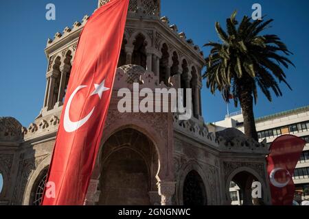 Izmir, Izmir, Turquie. 25 septembre 2021. La Tour de l'horloge au centre-ville est un symbole d'Izmir, situé sur la place Konak. Il a été construit en 1901. Dans sa dentelle comme la maçonnerie en pierre, debout 25 m de haut, la tour a 4 fontaines élégantes sur 4 coins et 4 horloges. (Image de crédit : © Uygar Ozel/ZUMA Press Wire) Banque D'Images