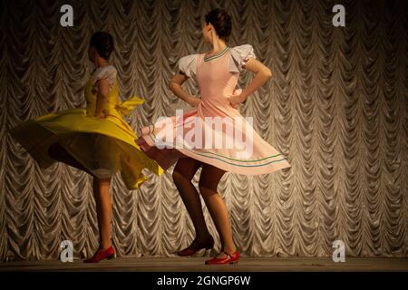 Les filles dansent. Les filles russes dansent sur scène. Leçon de danse en robes longues. Le mouvement de la danseuse. Banque D'Images