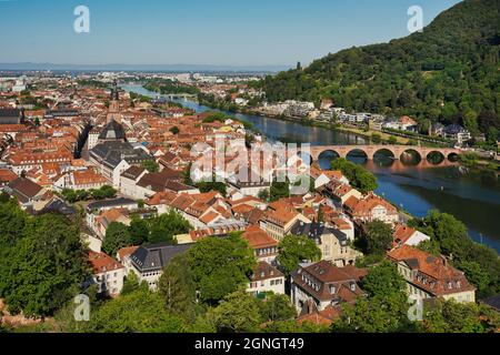 La vieille ville de Heidelberg avec le vieux pont, la rivière Neckar et la porte du pont. Vue depuis le jardin du château. Allemagne. Banque D'Images