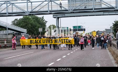 Londres, Royaume-Uni. 25 septembre 2021. Les marcheurs arrêtent la circulation sur la circulaire du Nord alors qu'ils marchent jusqu'à l'incinérateur d'Edmonton contre les plans de la North London Waste Authority de construire un incinérateur de plus grande taille qui coûte 1,2 milliards de livres sterling sur le site dans l'une des zones les plus défavorisées de Londres, augmentant ainsi la pollution de l'air qui enfreint déjà les limites légales. Elle mettrait 700,000 tonnes de CO2 dans l'atmosphère chaque année, ce qui est incompatible avec les objectifs nets de zéro. L'incinération décourage le recyclage et environ la moitié des déchets actuellement brûlés pourraient être recyclés. Peter Marshall/Alay Live News Banque D'Images