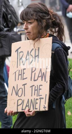 Londres, Royaume-Uni. 25 septembre 2021. Une femme tient une affiche « Corbeille le plan pas le Palned! » Lors d'un rassemblement avant la marche vers l'incinérateur d'Edmonton contre les plans de la North London Waste Authority visant à construire un incinérateur plus important, d'un coût de 1,2 milliards de livres sterling, sur le site de l'une des zones les plus défavorisées de Londres, ce qui augmente la pollution de l'air qui enfreint déjà les limites légales. Elle mettrait 700,000 tonnes de CO2 dans l'atmosphère chaque année, ce qui est incompatible avec les objectifs nets de zéro. L'incinération décourage le recyclage et environ la moitié des déchets actuellement brûlés pourraient être recyclés. Peter Marshall/Alay Live News Banque D'Images