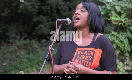 Londres, Royaume-Uni. 25 septembre 2021. Delia Mattis d'Enfield Black Lives Matter mène un rassemblement avant la marche vers l'incinérateur d'Edmonton contre les plans de la North London Waste Authority de construire un incinérateur plus important coûtant 1,2 milliards de livres sterling sur le site dans l'une des zones les plus défavorisées de Londres, augmentant la pollution de l'air qui enfreint déjà les limites légales. Elle mettrait 700,000 tonnes de CO2 dans l'atmosphère chaque année, ce qui est incompatible avec les objectifs nets de zéro. L'incinération décourage le recyclage et environ la moitié des déchets actuellement brûlés pourraient être recyclés. Peter Marshall/Alay Live News Banque D'Images