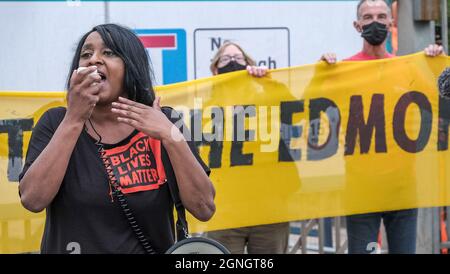 Londres, Royaume-Uni. 25 septembre 2021. Delia Mattis d'Enfield Black Lives Matter parle lors d'un rassemblement bloquant la route à l'extérieur de l'incinérateur d'Edmonton contre les plans de la North London Waste Authority pour construire un incinérateur de plus grande taille qui coûte 1,2 milliards de livres sterling sur le site dans l'une des régions les plus défavorisées de Londres, augmentation de la pollution de l'air qui enfreint déjà les limites légales. Elle mettrait 700,000 tonnes de CO2 dans l'atmosphère chaque année, ce qui est incompatible avec les objectifs nets de zéro. L'incinération décourage le recyclage et environ la moitié des déchets actuellement brûlés pourraient être recyclés. Peter Marshall/Alay Live News Banque D'Images