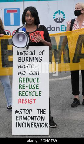 Londres, Royaume-Uni. 25 septembre 2021. Delia Mattis d'Enfield Black vit dans un rassemblement qui bloque la route à l'extérieur de l'incinérateur d'Edmonton contre les plans de la North London Waste Authority pour construire un incinérateur de plus grande taille qui coûte 1,2 milliards de livres sterling sur le site dans l'une des zones les plus défavorisées de Londres, augmentant la pollution de l'air qui enfreint déjà les limites légales. Elle mettrait 700,000 tonnes de CO2 dans l'atmosphère chaque année, ce qui est incompatible avec les objectifs nets de zéro. L'incinération décourage le recyclage et environ la moitié des déchets actuellement brûlés pourraient être recyclés. Peter Marshall/Alay Live News Banque D'Images