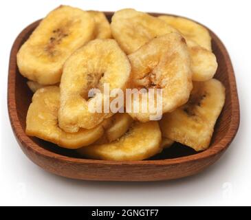 Puces de banane isolées sur fond blanc Banque D'Images