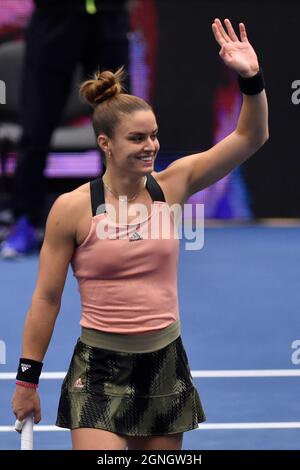 Ostrava, République tchèque. 25 septembre 2021. Maria Sakkari, de Grèce, célèbre la victoire après le match contre IGA Swiatek, de Pologne, lors du tournoi de tennis en salle J&T Banka Ostrava Open 2021 pour femmes WTA à Ostrava, République Tchèque, le 25 septembre 2021. Crédit: Jaroslav Ozana/CTK photo/Alay Live News Banque D'Images