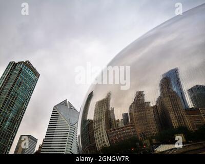 Gratte-ciels près du reflet créatif des gratte-ciels dans une installation miroir avec des glaces d'eau lors d'un jour de pluie à Chicago Banque D'Images