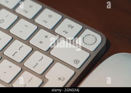 Londres, Royaume-Uni - 25 mai 2021 : gros plan du nouveau clavier Apple Magic Keyboard avec Touch ID introduit en 2021 en même temps que le nouvel iMac. Mise au point sélective. Banque D'Images