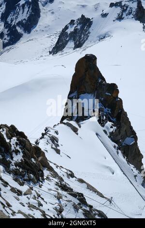 Pointe et 3,842 plate-forme de l'aiguille du midi, attraction touristique mondiale dans le massif du Mont blanc vue de la passerelle, Chamonix, haute Savoie, FR Banque D'Images