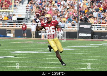 Samedi 25 septembre 2021: Boston College Eagles en cours de retour Alec Sinkfield (26) dirige le ballon pendant le match de division 1 de la NCAA entre les Missouri Tigers et les Boston College Eagles tenu au stade Alumni à Chestnut Hill, Mass. Eric Canha/CSM Banque D'Images