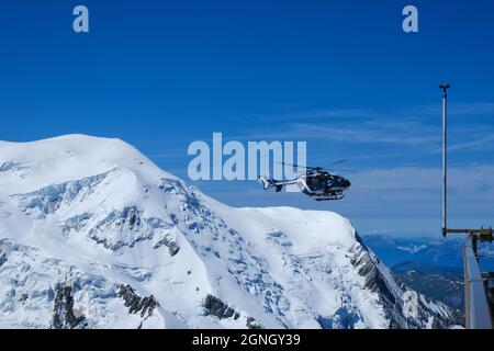 Chamonix, France - 10 juillet 2021. Hélicoptère de gendarmerie au-dessus du Mont blanc vu de l'aiguille du midi (3842m) , Alpes françaises, Chamonix Banque D'Images