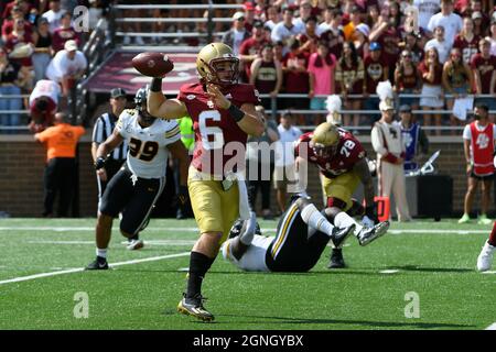 Samedi 25 septembre 2021 : le quarterback des Eagles du Boston College Dennis Grosel (6) lance un passage lors du match de division 1 de la NCAA entre les Tigers du Missouri et les Eagles du Boston College tenu au stade Alumni à Chestnut Hill, au Massachusetts Eric Canha/CSM Banque D'Images