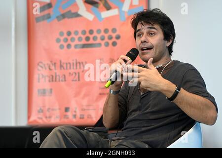 Prague, République tchèque. 25 septembre 2021. L'auteur français Laurent Binet participe à la 26e Foire internationale du livre et au Festival littéraire Book World Prague 2021, République tchèque, le 25 septembre 2021. Crédit : Ondrej Deml/CTK photo/Alay Live News Banque D'Images