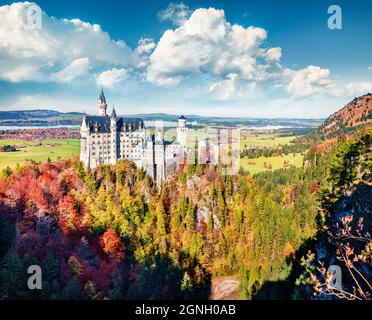 Vue d'automne spectaculaire du château de Neuschwanstein (Schloss Neuschwanstein) à Fussen en Allemagne. Une scène matinale à couper le souffle dans les Alpes bavaroises, en Allemagne, Banque D'Images